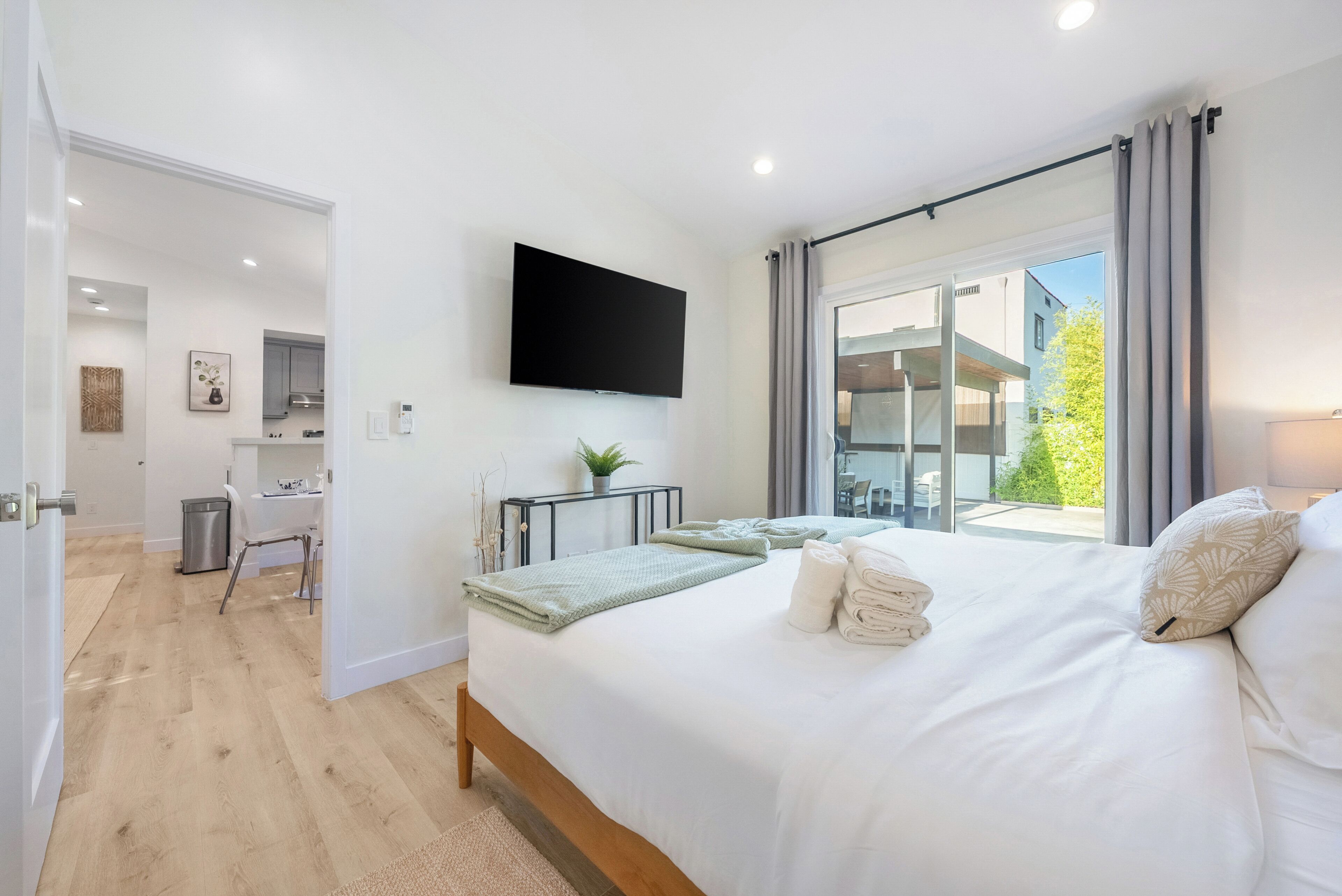 2 habitaciones, tabla de planchar con plancha y cuna de viaje 