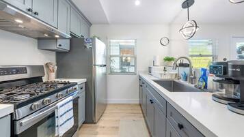 Coffee/tea maker, fridge, microwave, oven