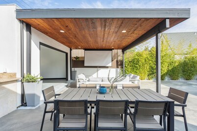 Pet Friendly Designer House in Pasadena with Outdoor Kitchen & King Bed & AC