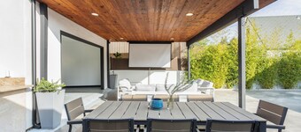 Pet Friendly Designer House in Pasadena with Outdoor Kitchen & King Bed & AC