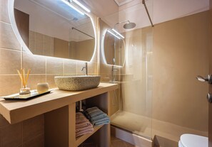 Bidet, Handtücher, Seife, Toilettenpapier