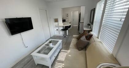 Peaceful 2-bedroom Clearwater house with AC & fenced in Backyard!