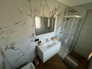 Bidet, Handtücher, Seife, Toilettenpapier