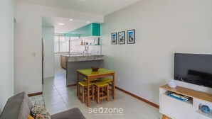 Un apartamento moderno con cocina, comedor y sala de estar.