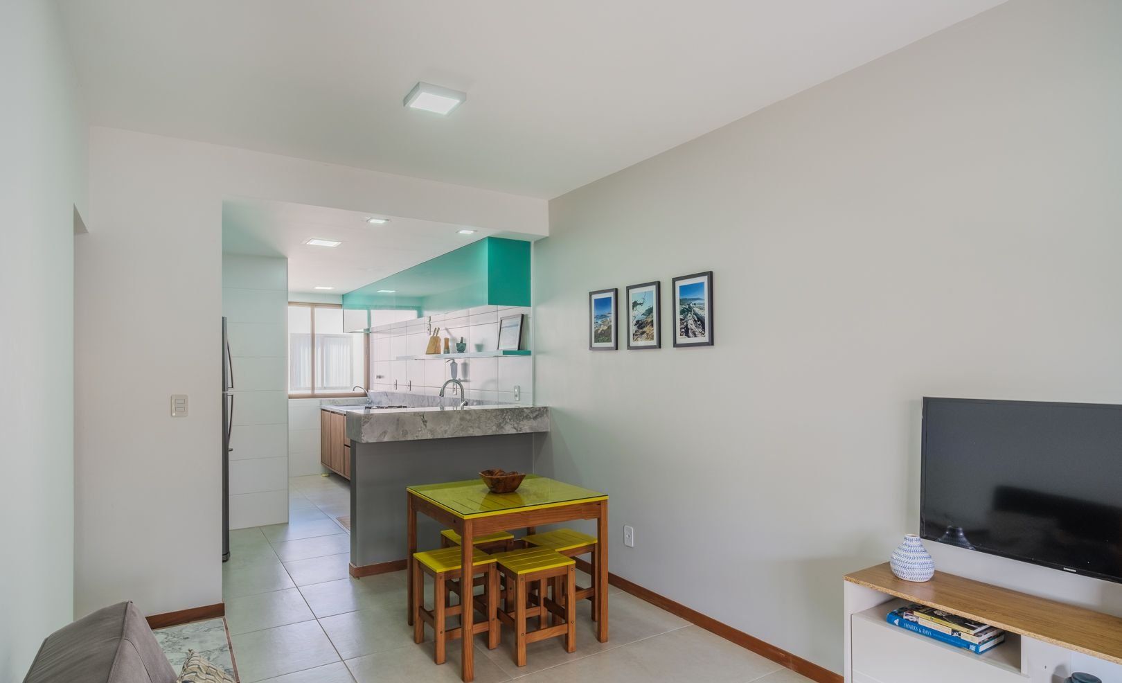 Ein modernes Apartment mit Küche, Essbereich und Wohnzimmer.