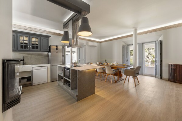 Kühlschrank, Mikrowelle, Ofen, Herdplatte