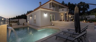 Lagoon & Deluxe Villa - Luxury Pool & Sauna