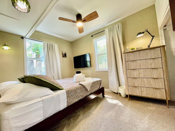 2 bedrooms, iron/ironing board, WiFi, bed sheets