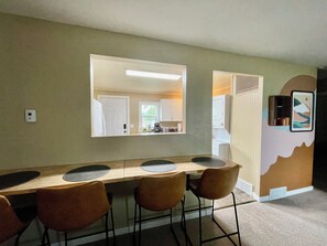 Dining - Basecamp Retreat • Mtn Vibes • Near DT & Hwy 16 (Rapid City)