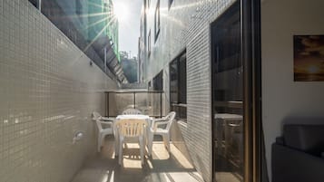 Basic Apartment | Outdoor dining