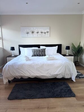 5 bedrooms, iron/ironing board, WiFi, bed sheets