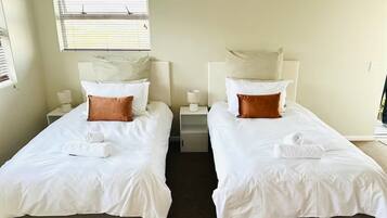 5 bedrooms, iron/ironing board, WiFi, bed sheets