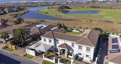 An amazing villa overlooking the golfcourse and only 5 minute walk to the beach.