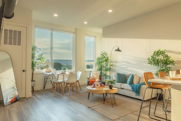 Smart TV, fireplace, books - Spacious APT, Near NYC+Airport, Sleep Big Groups (East Orange)