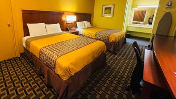 Standaard tweepersoonskamer, 2 queensize bedden | Een bureau, een laptopwerkplek, verduisterende gordijnen