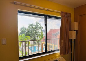Escritorio, espacio para trabajar con laptop y cortinas blackout 