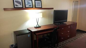 Una scrivania, postazione laptop, tende oscuranti, ferro/asse da stiro