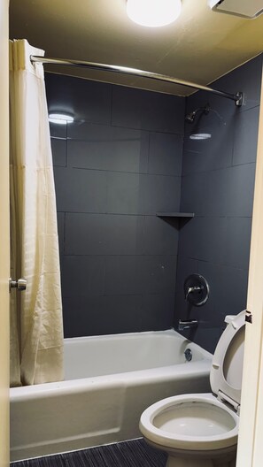 Free toiletries, hair dryer, towels, soap - Budget Inn - Orlando (Orlando)