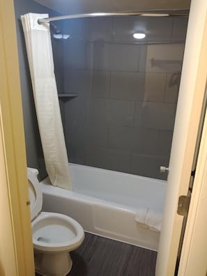 Articles de toilette gratuits, sèche-cheveux, serviettes fournies, savon