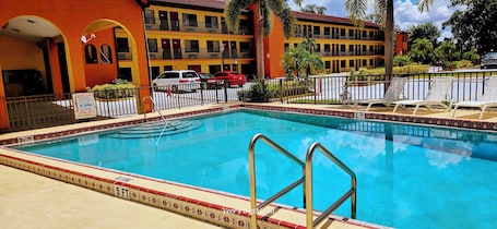 Outdoor pool. Budget Inn - Orlando Downtown