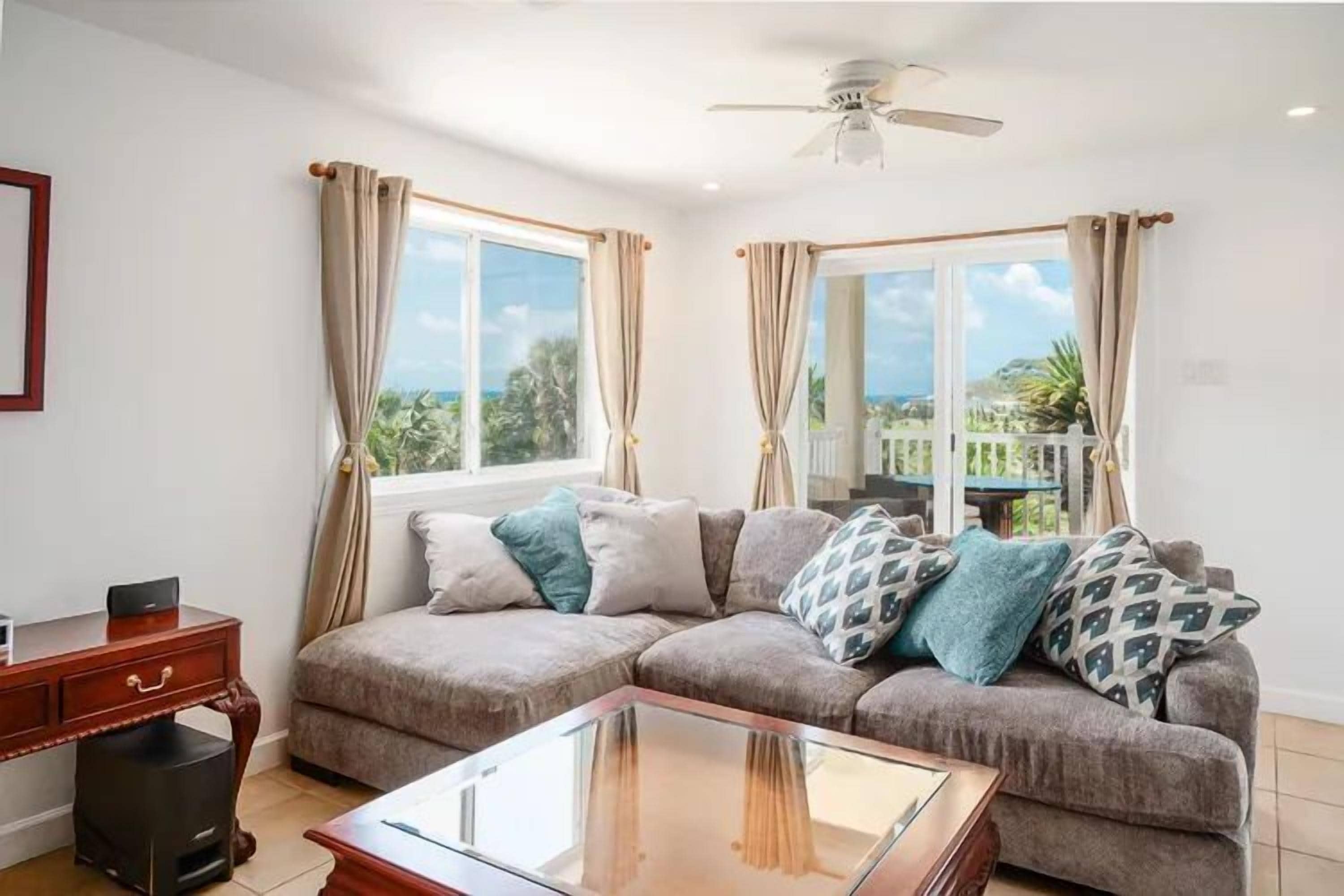 Skrivebord, arbejdsområde til bærbare computere, strygejern/strygebræt