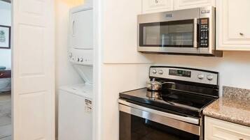Full-sized fridge, microwave, oven, stovetop