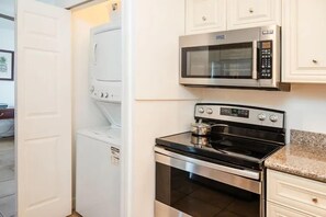 Lemari es besar, microwave, oven, dan kompor