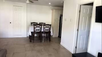 Condo luxo, vista para a montanha | Opções para refeição no quarto