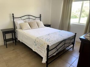 Kondo Deluks, pemandangan gunung | Meja kerja, ruang kerja ramah laptop, dan setrika/meja setrika