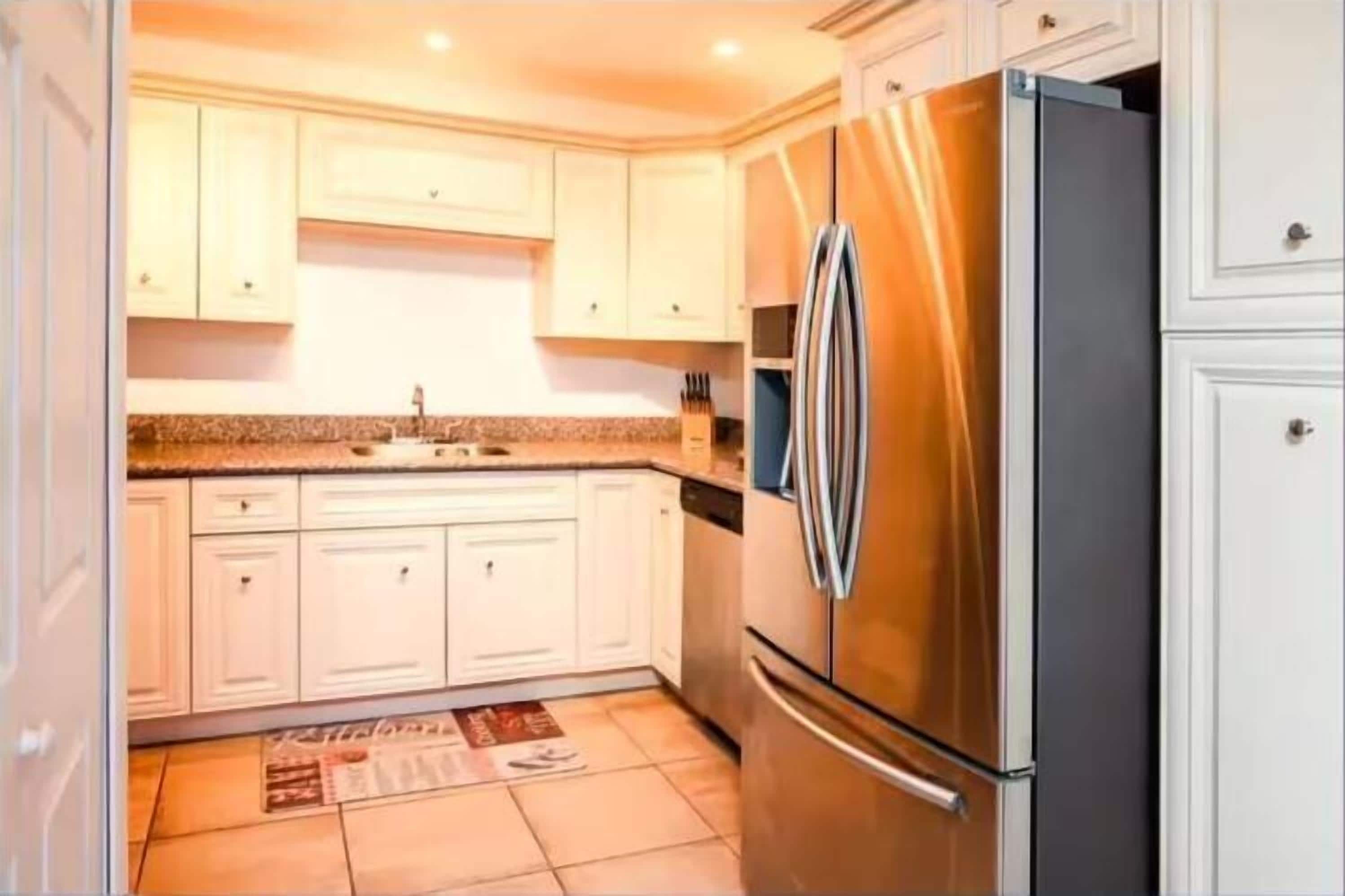 Deluxe Condo, Mountain View | Private kitchen | Full-sized fridge, microwave, oven, stovetop