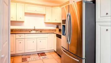 Condo luxo, vista para a montanha | Cozinha privada | Geladeira grande, micro-ondas, fogão, cooktop