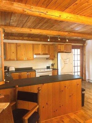 Microwave, stovetop, dishwasher - Chalet L'Âtre ~LAC and SPA, 10 min. Ski Val St-Côme~ (Saint-Cã´Me)