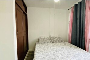 2 chambres, fer et planche à repasser, accès à Internet