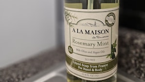 ALA MAISON de Provence -merkkinen nestemäinen käsisaippua, jossa on rosmariinin ja piparmintun tuoksu sekä oliivi- ja arganöljyä, 33,8 unssia (1 litra).