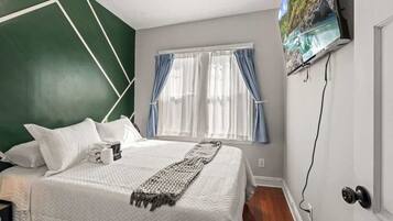 3 bedrooms, iron/ironing board, WiFi, bed sheets