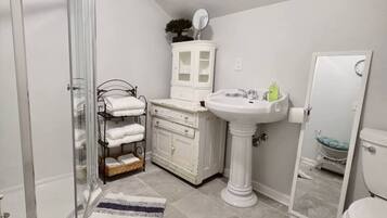 SĂšche-cheveux, serviettes fournies