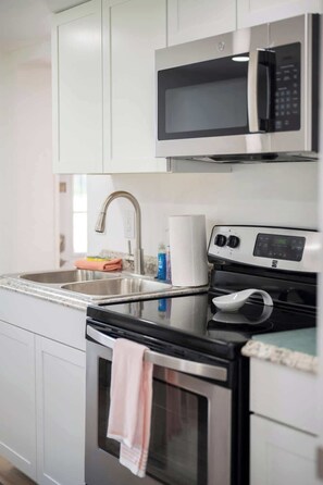 Frigorífic, microones, forn i placa de cuina 