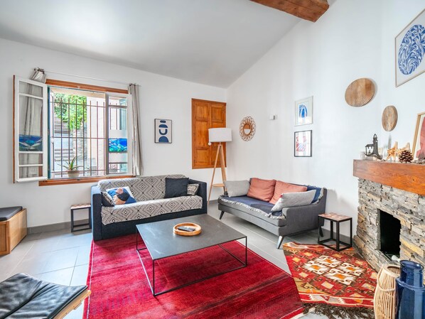 Unclassified image, 1 of 12, button