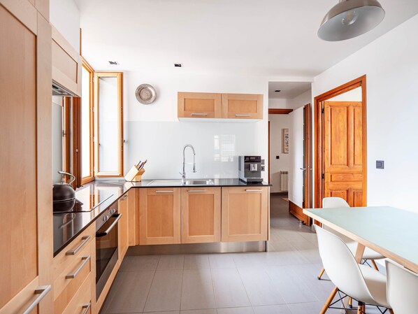 Fridge, microwave, oven, cookware/dishes/utensils