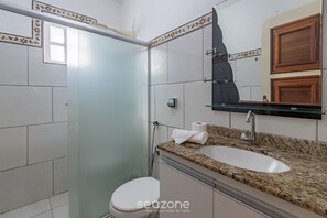 Basic Apartment | Bathroom