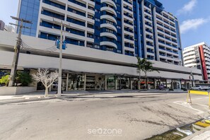 A multi-story hotel with a modern facade, a covered entrance, and a visible parking area. - Studio w/ Pool 300m From the Beach- Maceio Eti0724 (Maceió)