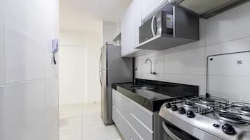 Apartamento básico | Cozinha privada | Talheres/pratos/utensílios de cozinha
