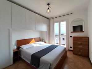2 bedrooms, iron/ironing board, travel crib, free WiFi