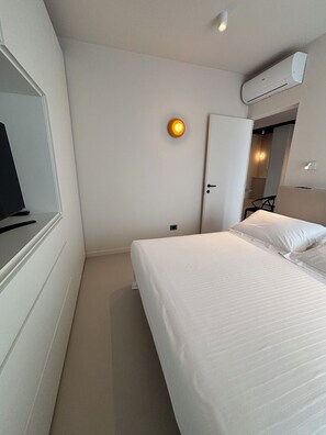 1 habitación, escritorio, tabla de planchar con plancha y wifi 