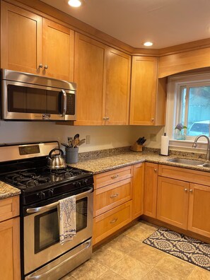 Four Ă micro-ondes, un four, surface de cuisson, lave-vaisselle