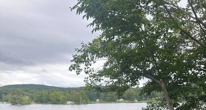 Hamilton Lake Moraine 4 BR Waterfront Retreat w/2 Master Suites Colgate Visits
