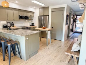 Een magnetron, een oven, een kookplaat, een vaatwasser