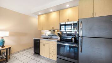 Classic Condo, 1 Bedroom, Lanai, Partial Ocean View | Private kitchen | Full-size fridge, microwave, oven, stovetop