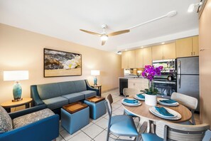 經典公寓客房, 1 間臥室, 露台, 部分海景 | 客廳 | LCD 電視