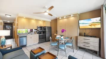 Condo clásico, 1 habitación, lanai, vista parcial al océano | Sala de estar | Televisión LCD